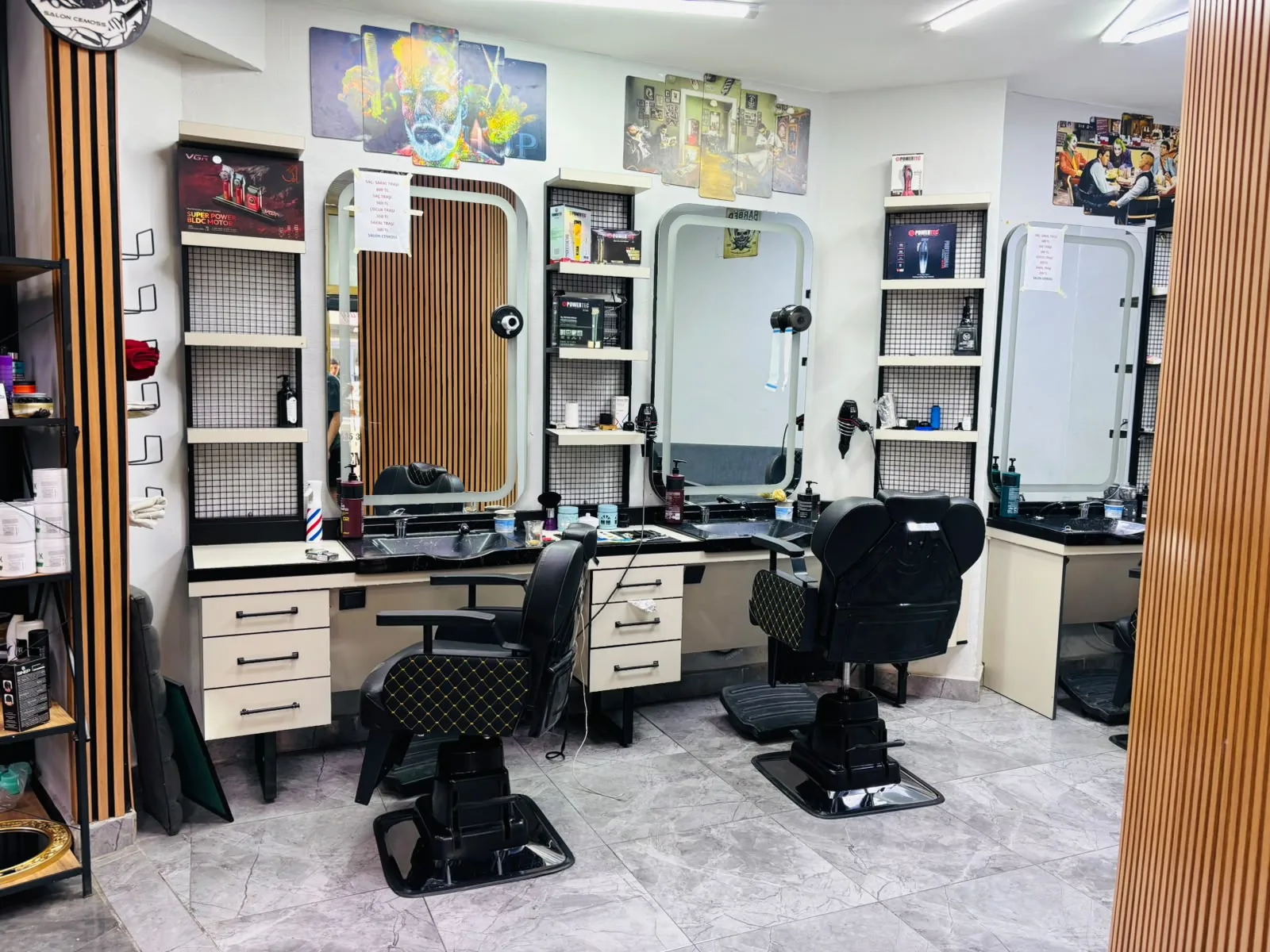 Tarsus'taki Salon CEMOSS erkek berberinin çalışma alanı ve berber koltukları