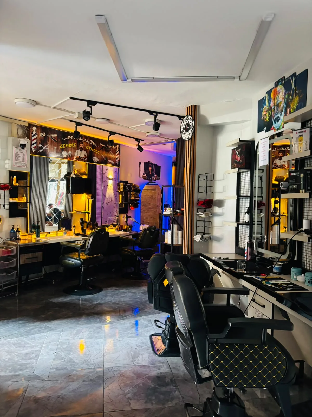 Salon CEMOSS iç mekânı ve berber koltukları