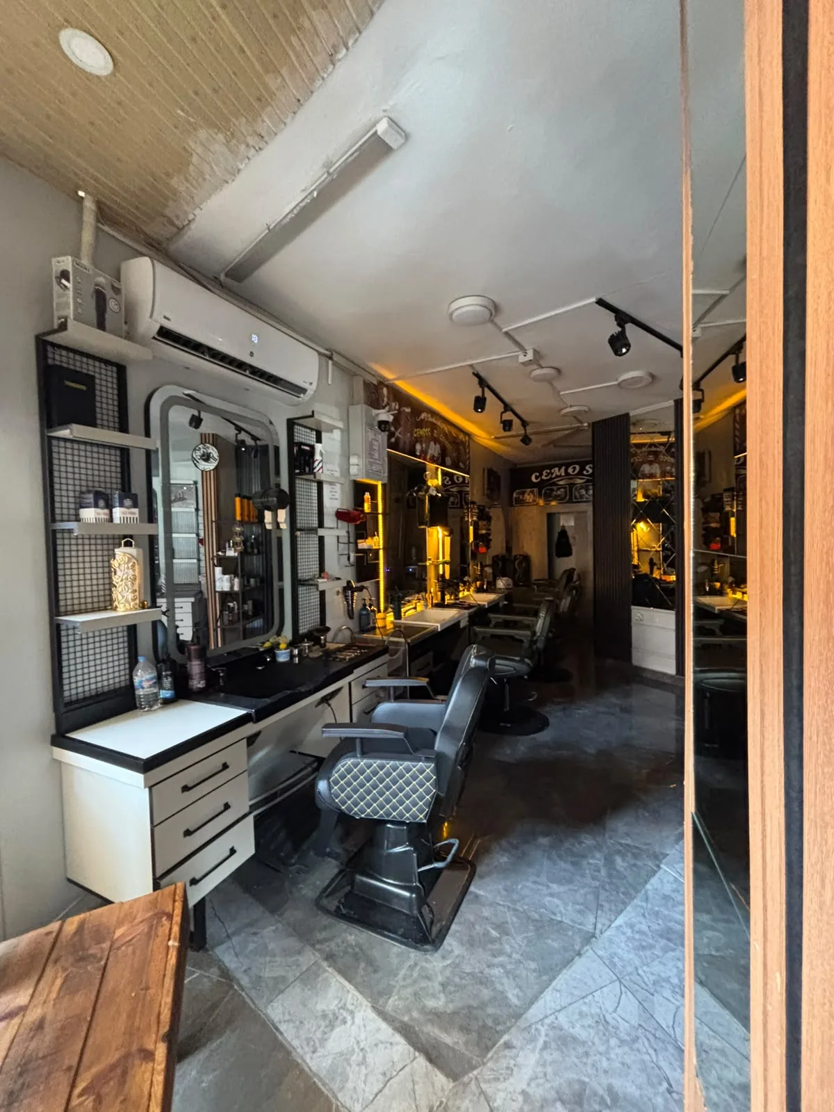 Salon CEMOSS girişten iç mekân görünümü